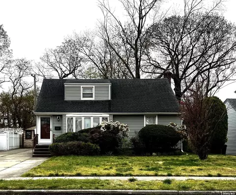 952 Southern Dr, Franklin Square, NY 11010