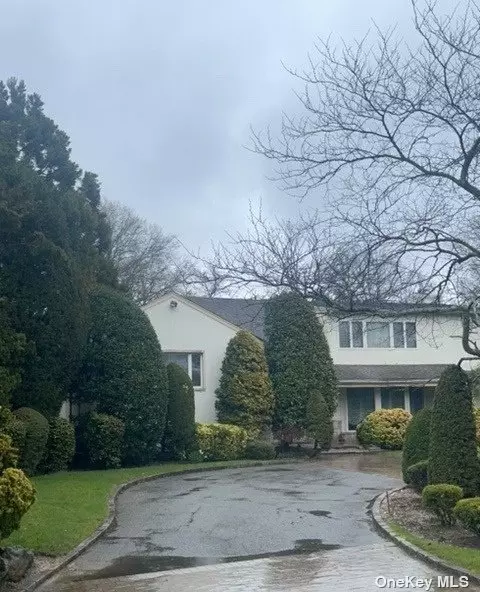 1313 Harbor Rd, Hewlett, NY 11557