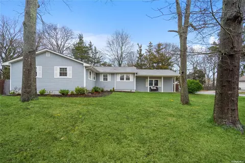 7 Renown St, Lake Grove, NY 11755