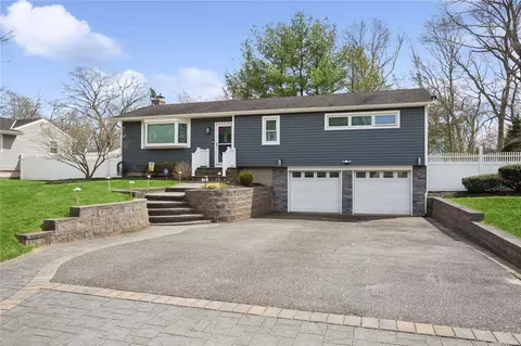 13 Loretta Ct, Coram, NY 11727
