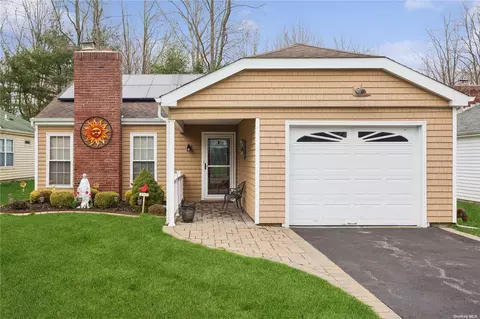 26 Lamont Rd #26, Ridge, NY 11961
