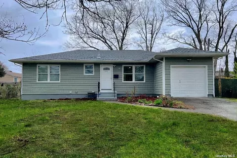 135 Connecticut Ave, Bay Shore, NY 11706