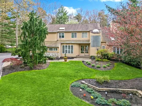 20 S Equestrian Ct, Hauppauge, NY 11788