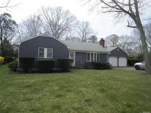 27 Argonne Rd, Hampton Bays, NY 11946