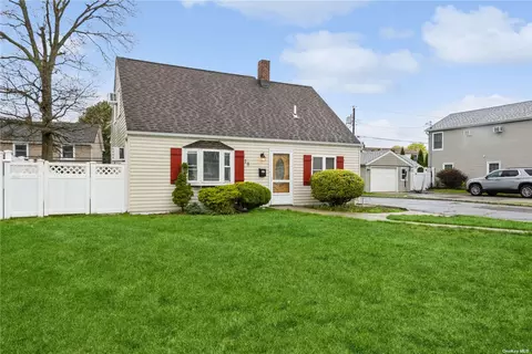 18 Gun Ln, Levittown, NY 11756