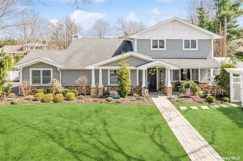 8 Colgate Ln, Woodbury, NY 11797