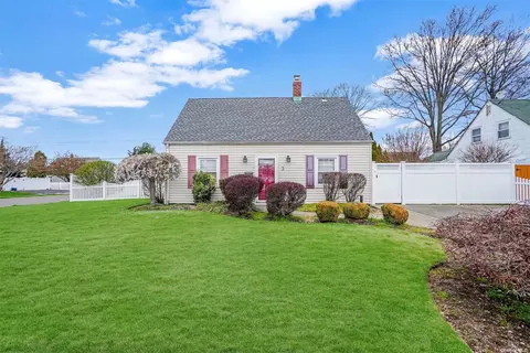 3 Sycamore Ln, Levittown, NY 11756
