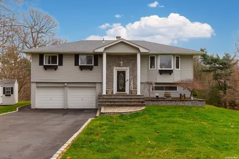 32 Heron Ln, Commack, NY 11725