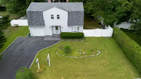 90 Wexford Dr, Oakdale, NY 11769