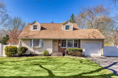 29 Royal Ln, Northport, NY 11768