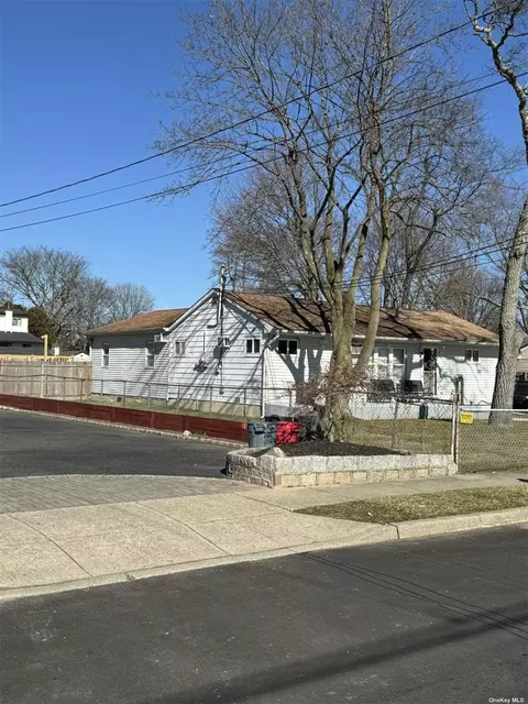 155 Merrill St, Brentwood, NY 11717