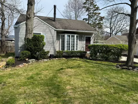 15 Carl Pl, Patchogue, NY 11772