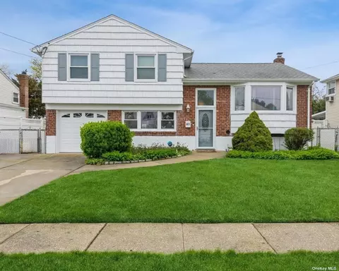 41 Alexander Ave, Hicksville, NY 11801