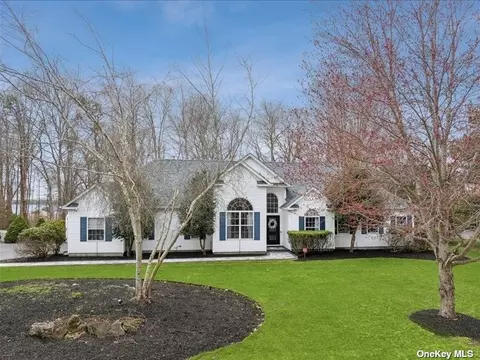 61 Paige Ln, Moriches, NY 11955