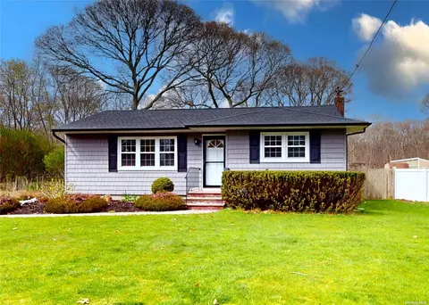 5 Tulip Ct, Moriches, NY 11955