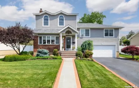 23 Meadowwood Ln, Farmingdale, NY 11735