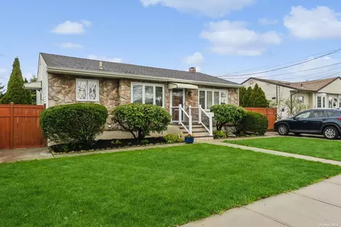 264 Boundary Ave, Massapequa, NY 11758