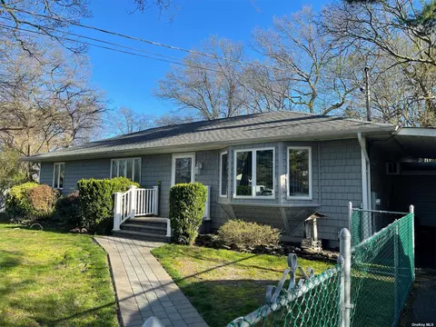 104 Cedar Oaks Ave, Farmingville, NY 11738
