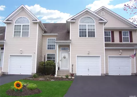 172 Kettles Ln #172, Medford, NY 11763