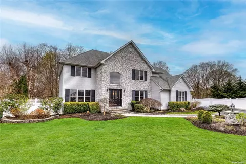 28 Millennium Ct, Bohemia, NY 11716