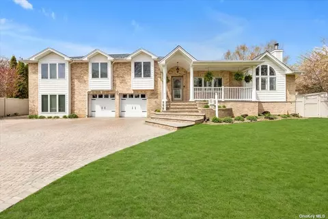 2 Dovecote Ln, Commack, NY 11725