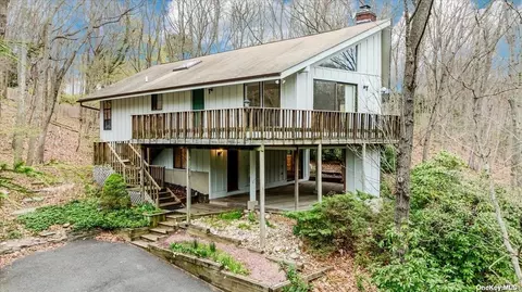 88 Crystal Brook Hollow Rd, Port Jefferson, NY 11777
