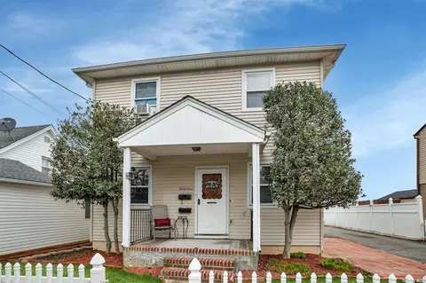 31 East Ave, Glen Cove, NY 11542