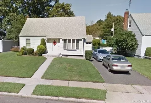 1010 Park Ln, Franklin Square, NY 11010