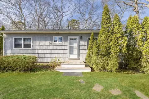10 Shinnecock Ln, Hampton Bays, NY 11946