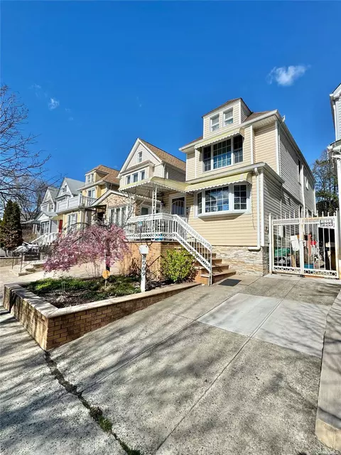 80-09 64th Ln, Glendale, NY 11385