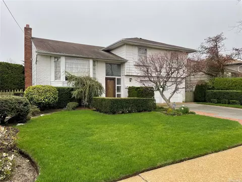 1902 Edward Ln, Merrick, NY 11566