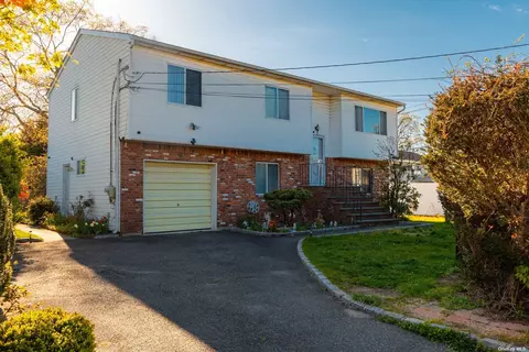 35 Brookdale Dr, Bay Shore, NY 11706