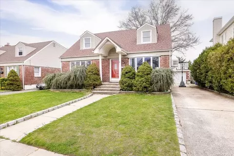 157 Strattford Rd, New Hyde Park, NY 11040