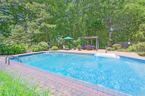 75 Reydon Dr, Southold, NY 11971