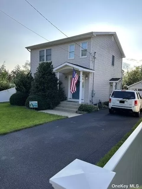 27 E Lake Ter, Ronkonkoma, NY 11779
