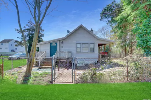 14 W Maple Rd W, Mastic Beach, NY 11951