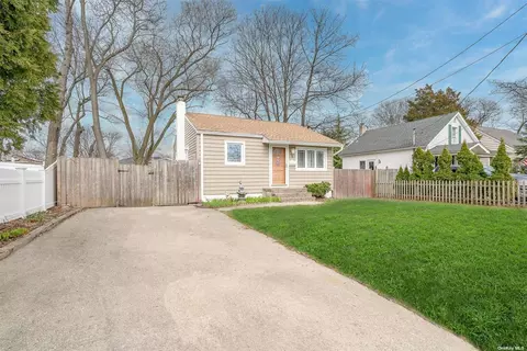 16 N Indiana Ave, Lindenhurst, NY 11757
