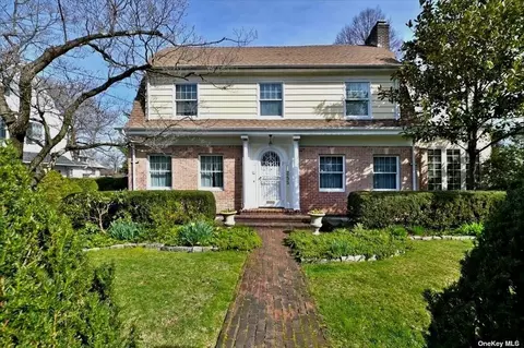 255 Park Ln, Douglaston, NY 11363
