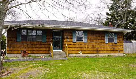 7 Fairview St, Mastic, NY 11950
