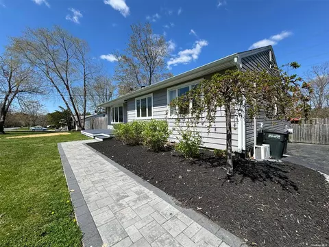 39 Middle Island Ave, Medford, NY 11763