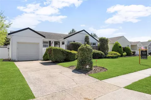 400 Briarwood Rd, Massapequa, NY 11758