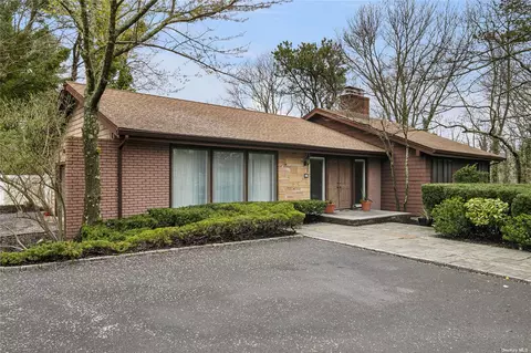 87 Grandview Ln, Smithtown, NY 11787