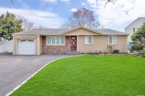 42 Seaman Neck Rd, Dix Hills, NY 11746
