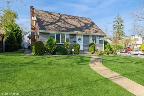 3695 Smith St, Wantagh, NY 11793