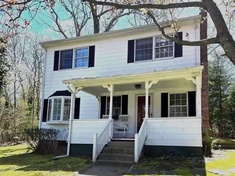 10 Chestnut St, Stony Brook, NY 11790