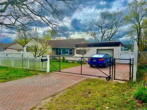 14 Birch St, Central Islip, NY 11722