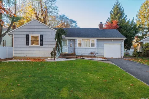 11 Audrey Ct, Malverne, NY 11565