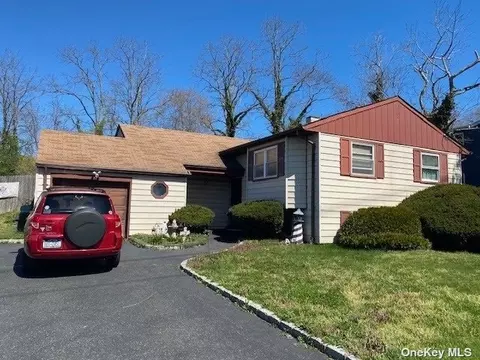 109 Granny Rd, Farmingville, NY 11738