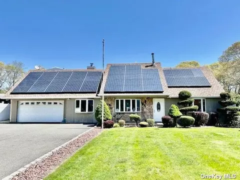 11 Mill Dr, Mastic Beach, NY 11951