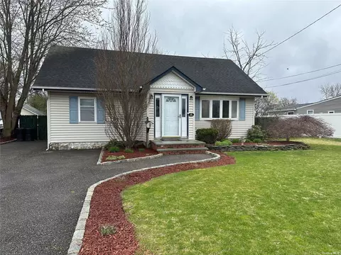 40 Stowe Ave, Babylon, NY 11702